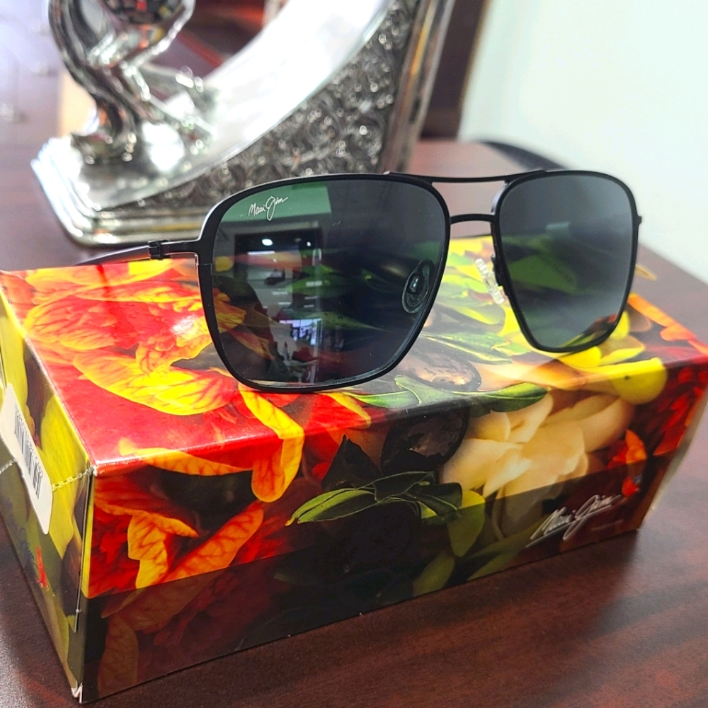 NWT Maui Jim Beaches w. Factory essentials